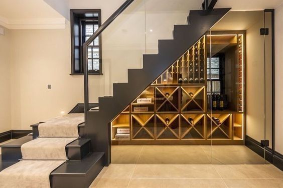 Thiết kế gầm cầu thang thành tủ rượu